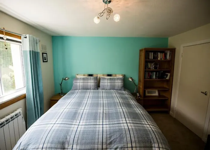 Spacious Three Bedroom Flat, Stunning Loch Views